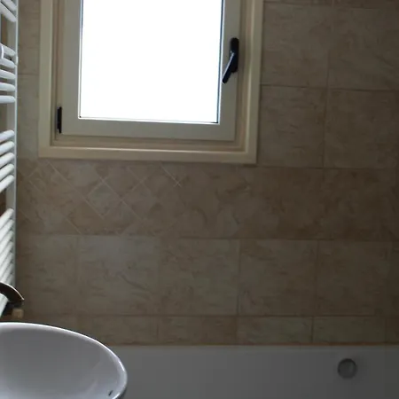 Immaculate 3-bed House In Pendákomo
